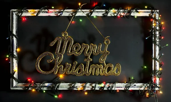 装飾と古いフレームに輝くクリスマス ツリーのガーランド — ストック写真
