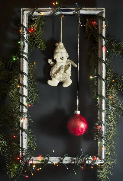 Guirlande d'arbre de Noël rayonnante sur vieux cadre avec décorations — Photo