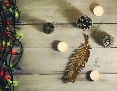 Noel çelenk ışıkları eski ahşap arka plan üzerinde hediyeler ile