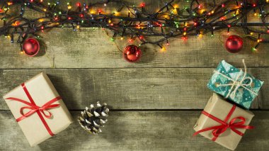 Parlak Noel ağacı garland ile sunar