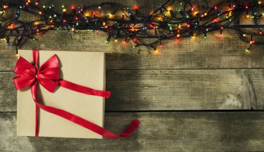 Parlak Noel ağacı garland ile sunar