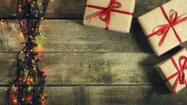 Parlak Noel ağacı garland ile sunar