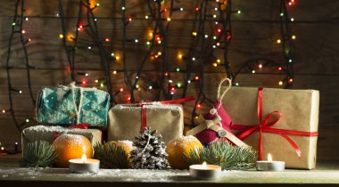 Mandalina ve hediyeler ile yeni yıl kompozisyon