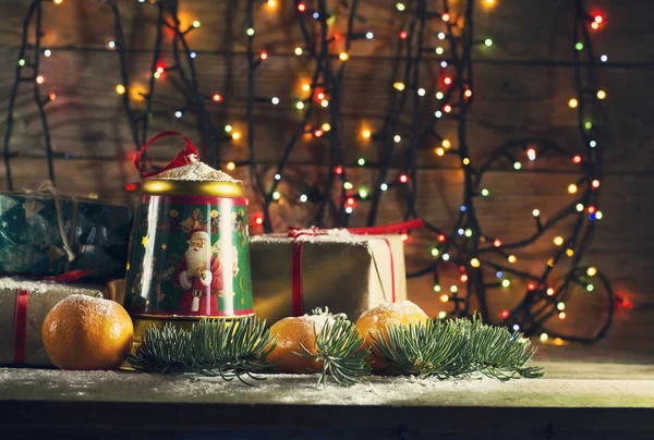 Новогодняя композиция с мандаринами и подарками — стоковое фото