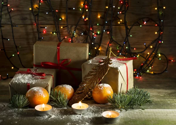 Новогодняя композиция с мандаринами и подарками — стоковое фото