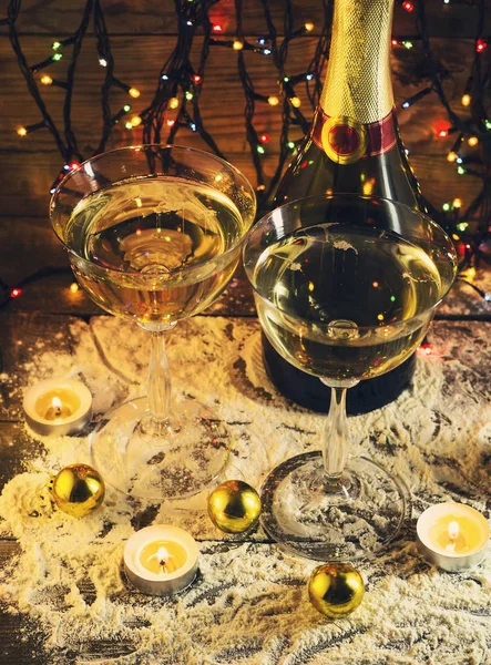 Nya året sammansättning med glasögon champagne och lampor — Stockfoto