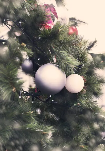 Kerstboom met ornamenten en slingers van speelgoed — Stockfoto
