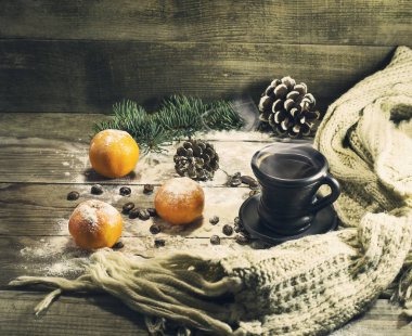 Kahve çekirdekleri, mandarin, sıcak eşarp.