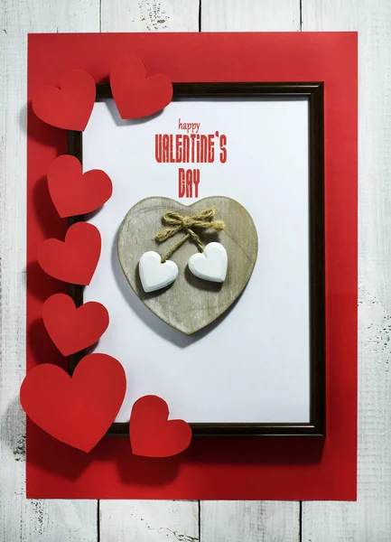 Cartão de Dia dos Namorados com corações em um fundo vermelho — Fotografia de Stock