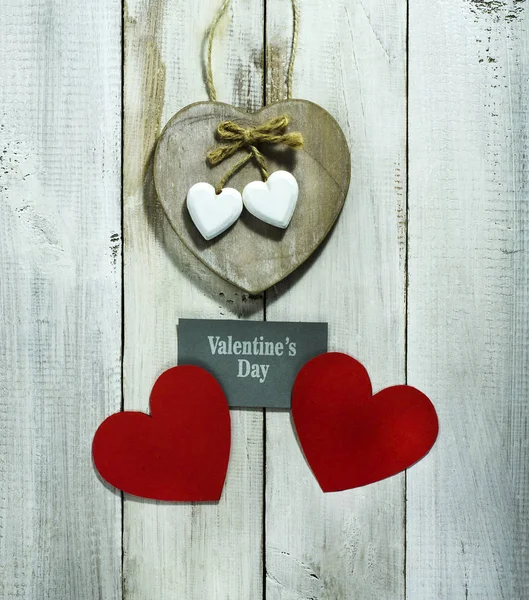 Ημέρα του Αγίου Βαλεντίνου κάρτα με καρδιές στο παλιό ξύλινο υπόβαθρο — Φωτογραφία Αρχείου