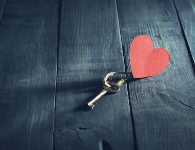 Sevgililer günü kartı ile bir anahtar ve kağıt Kalpler.