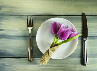 Bahar Lale beyaz bir plaka üzerinde.