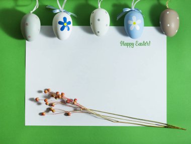 Yeşil bir arka plan üzerinde renkli yumurta ile Paskalya kompozisyon
