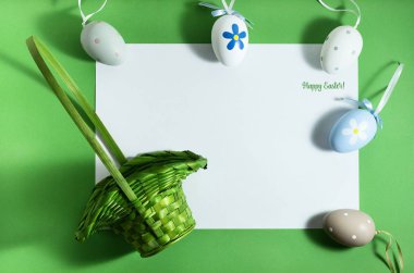 Yeşil bir arka plan üzerinde renkli yumurta ile Paskalya kompozisyon