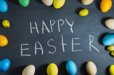 Koyu mavi bir arka plan üzerinde renkli yumurta ile Paskalya kompozisyon.