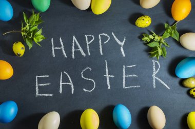 Koyu mavi bir arka plan üzerinde renkli yumurta ile Paskalya kompozisyon.