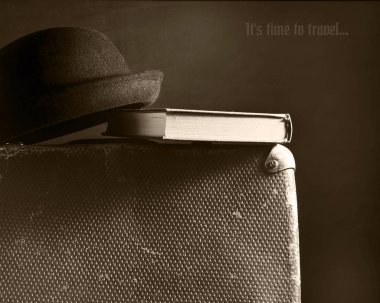 Bir ahşap zemin üzerinde eski vintage çanta. Sepya tonlama