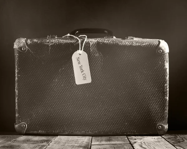 Starý retro kufr na dřevěné podlaze. Sépiový odstín — Stock fotografie