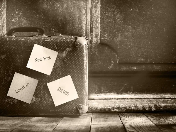 Alter Vintage-Koffer auf einem Holzboden. Sepia-Tonung — Stockfoto