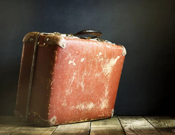 Alter Vintage-Koffer auf einem Holzboden. — Stockfoto