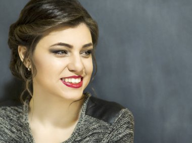 Genç güzel kız makyaj ile. Mavi bir arka plan üzerinde portre