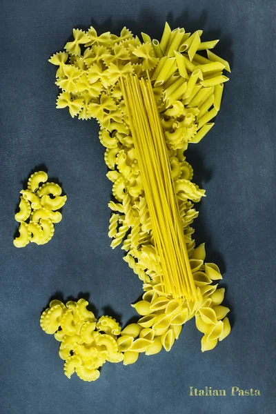 Diferentes tipos de pasta seca en forma de mapa de Italia — Foto de Stock
