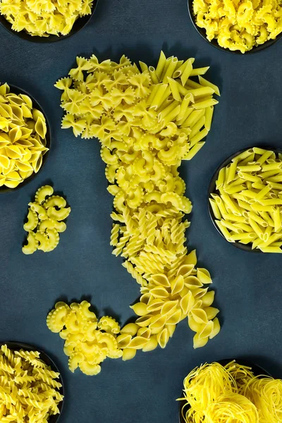 Diferentes tipos de pasta seca en forma de mapa de Italia — Foto de Stock