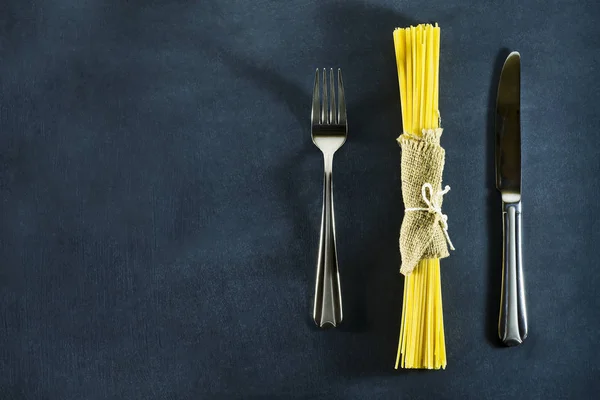 Diferentes tipos de pasta italiana seca sobre un fondo azul oscuro . — Foto de Stock