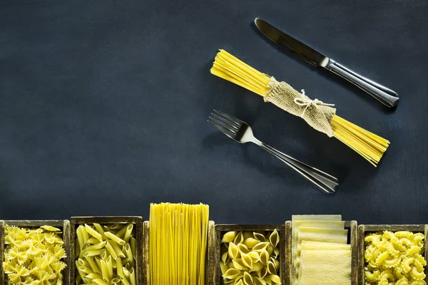 Diferentes tipos de pasta italiana en cajas de madera — Foto de Stock