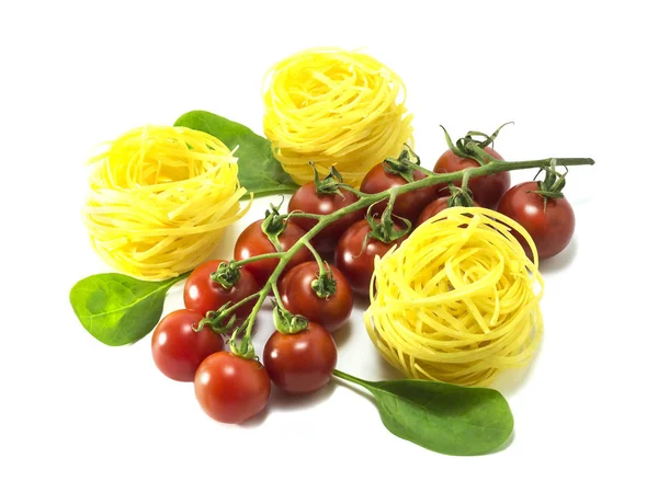 Kirschtomaten mit trockener italienischer Pasta auf weißem Hintergrund. — Stockfoto