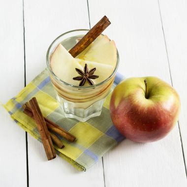 Detoks su elma, tarçın ve anason ile