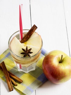 Detoks su elma, tarçın ve anason ile