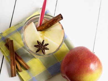 Detoks su elma, tarçın ve anason ile