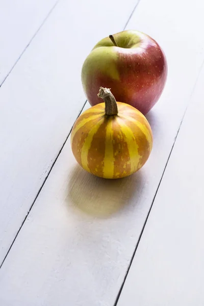 Citrouille et pomme décoratives — Photo