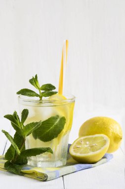 Limon ve taze nane yaprakları ile su detoks. Sağlıklı yaşam tarzı