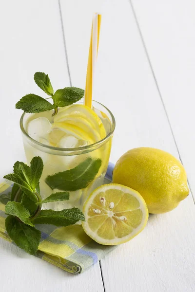 Детокс вода з лимонним і свіжим листя м'яти. Здоровий спосіб життя — стокове фото