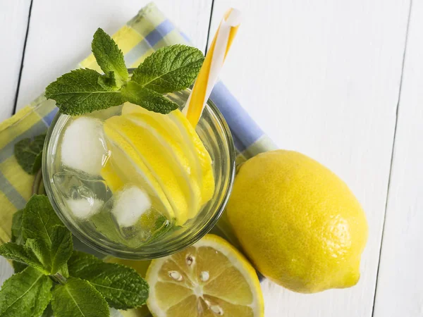 Agua desintoxicada con limón y hojas de menta fresca. Estilo de vida saludable —  Fotos de Stock