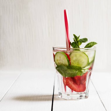 Bir bardak çilek, buz ve taze salatalık ile Detoks su. Sağlıklı yaşam tarzı.