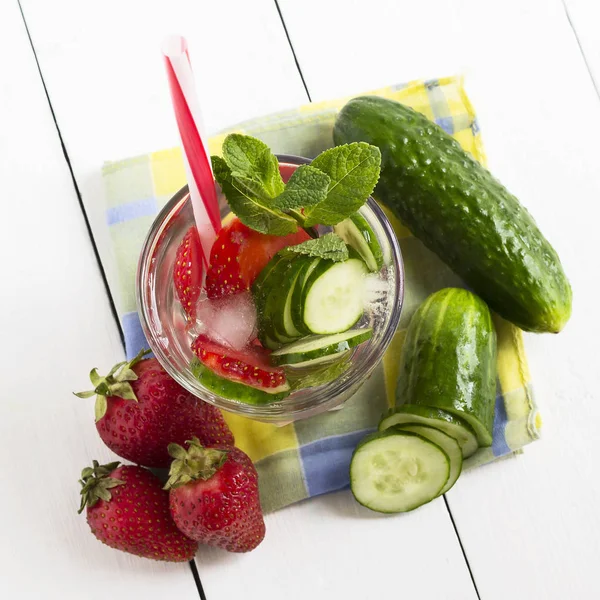 一杯新鲜的黄瓜和草莓冰排毒水。健康的生活方式. — 图库照片