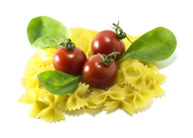 Kiraz domates ile beyaz bir arka plan üzerinde kuru makarna çeşitleri.