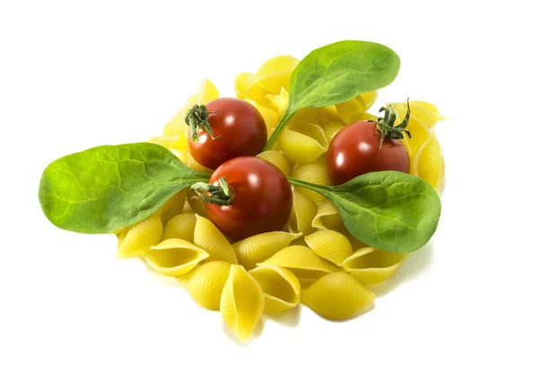 Kirschtomaten mit trockener italienischer Pasta auf weißem Hintergrund. — Stockfoto