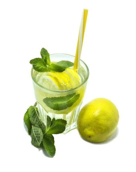 Agua de desintoxicación con limón y hojas de menta fresca aisladas sobre fondo blanco. Estilo de vida saludable . —  Fotos de Stock