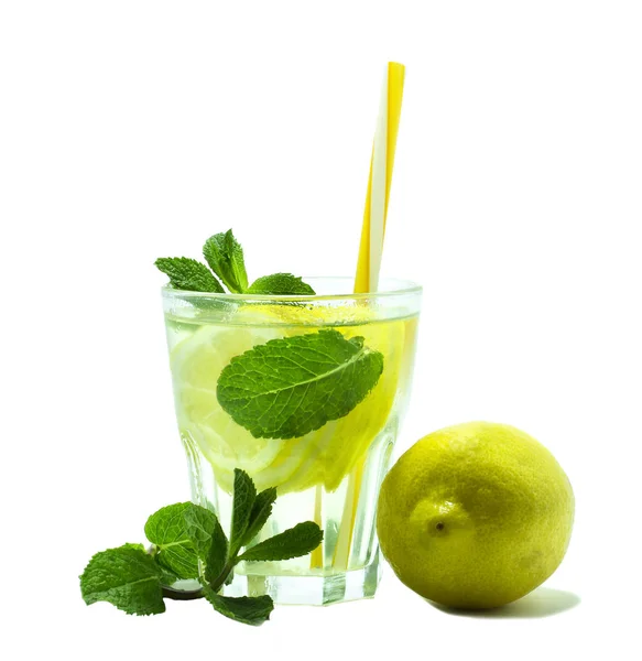Agua de desintoxicación con limón y hojas de menta fresca aisladas sobre fondo blanco. Estilo de vida saludable . —  Fotos de Stock