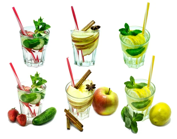 排毒的水鸡尾酒柠檬，薄荷、 苹果、 草莓、 黄瓜、 肉桂孤立在白色背景. — 图库照片