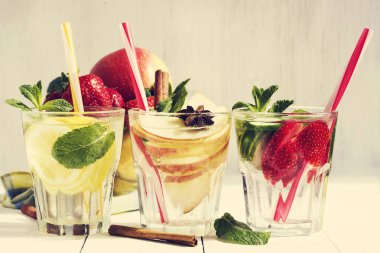 Detoks su kokteyl. Taze sebze ve meyveler bir cam kabın içinde. Çilek, elma, salatalık, limon ve nane.