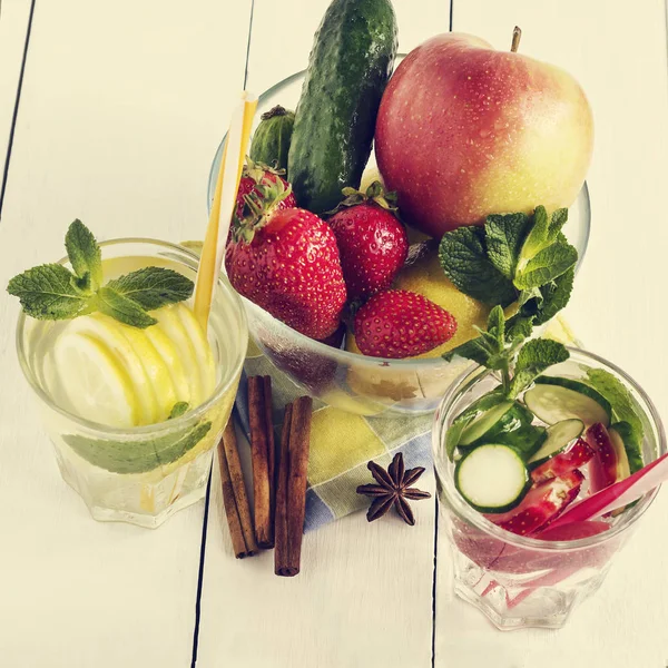 排毒水鸡尾酒。新鲜蔬菜和水果在玻璃碗里。草莓、 苹果、 黄瓜、 柠檬和薄荷. — 图库照片