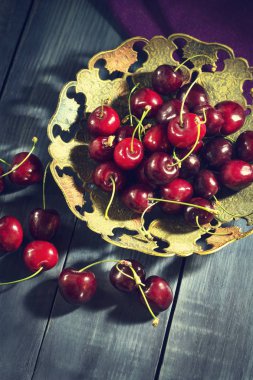 Eski bir vazo içinde olgunlaşmış kiraz