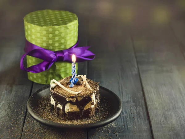 Pastel de chocolate con una vela y regalos.Feliz cumpleaños, tarjeta. Tarjeta de felicitación de vacaciones . —  Fotos de Stock