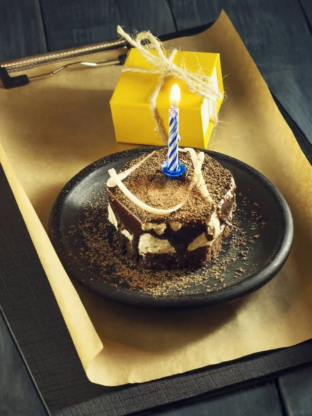 Ciasto czekoladowe z świeczkę i prezenty. Happy Birthday, karty. Wakacje z życzeniami. — Zdjęcie stockowe