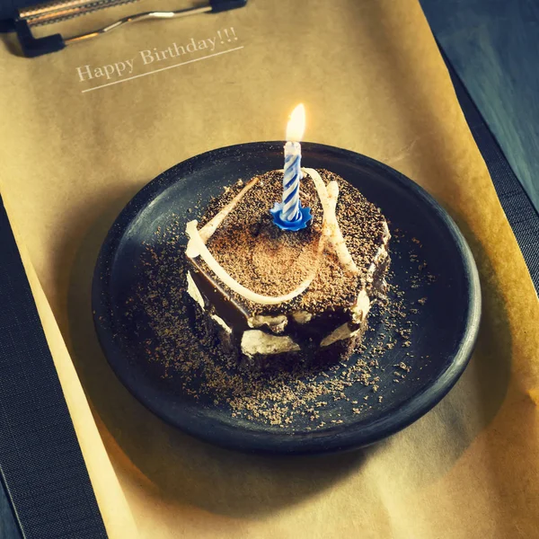 Bolo de chocolate com uma vela e presentes.Feliz aniversário, cartão. Feriados cartão de saudação . — Fotografia de Stock